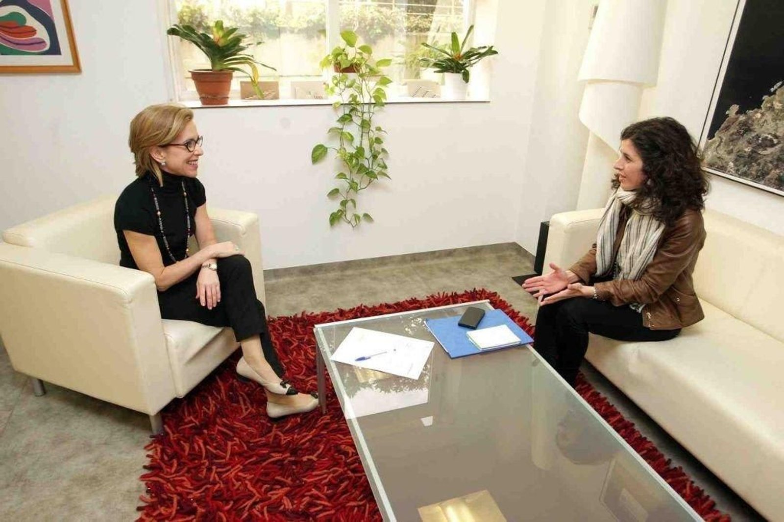 La alcaldesa de Oia, Cristina Correa, se entrevistó con la secretaria general de Ordenación do Territorio.