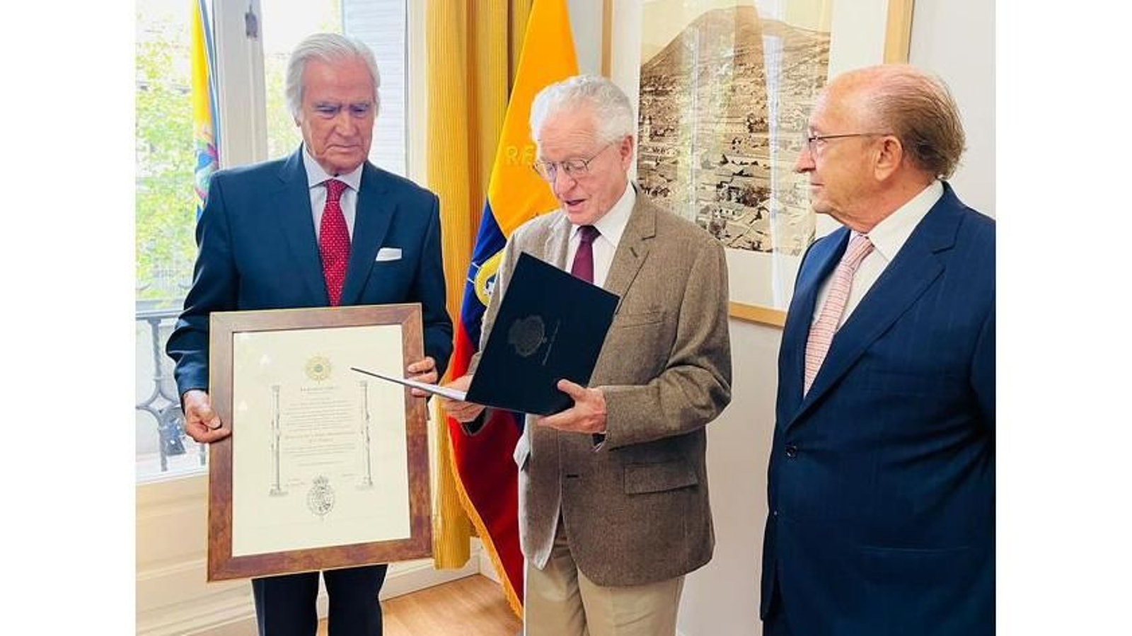 En la foto de izq. a drcha.: el presidente de la Fundación Carlos III, D. Carlos Escudero de Burón, el embajador Andrés Vallejo y el ex-secretario de Gobierno del Tribunal Supremo del Reino de España, D. Tomás Sanz Hoyos