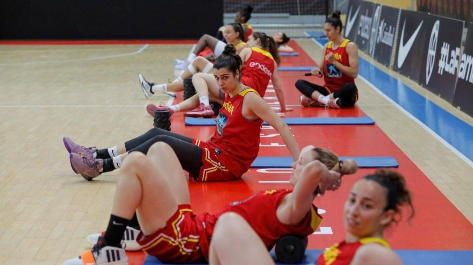 La ourensana Paula Ginzo se mostró ayer “encantada de estar en Galicia" porque siente que le da “un punto de relajación” dentro de la presión y competitividad que hay en la concentración olímpica. “Esta semana es de toma de contacto. Son entrenamientos largos y duros para coger la forma física”, subrayó Ginzo, que advirtió que “la España que va a jugar en Vigo no es la que todas queremos porque las piezas están empezando a encajar”.