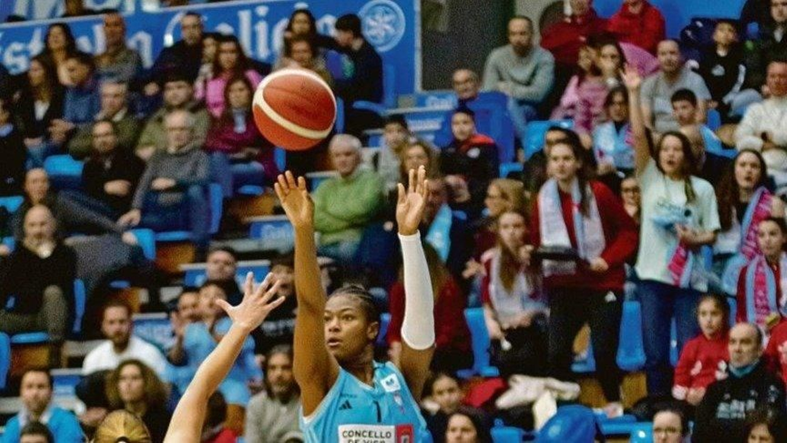 Benton lanza a canasta en el partido disputado ayer en el Pazo Provincial dos Deportes de Lugo.