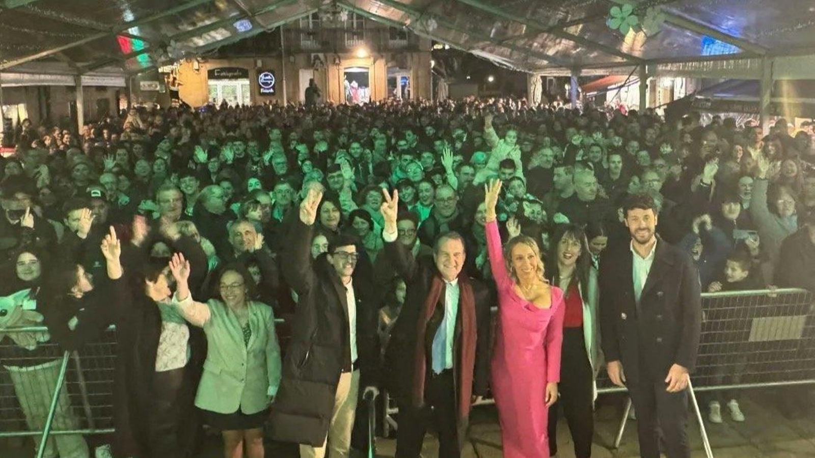 El alcalde, en la foto de familia de la Pascua de Padrón, previa al pregón.