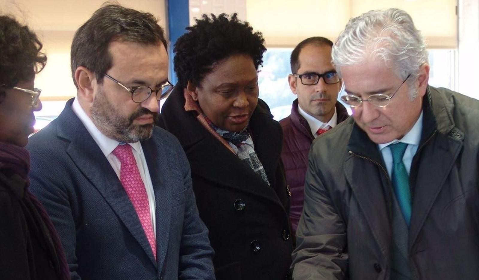 La ministra de Angola con los responsables de Nueva Pescanova.