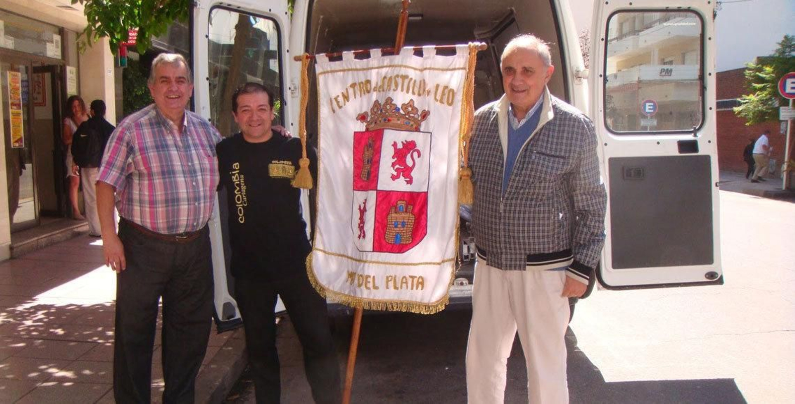 José Pérez Pinar, a la derecha, a la llegada de la furgoneta cargada con el material reunido por los socios del Castilla y León.