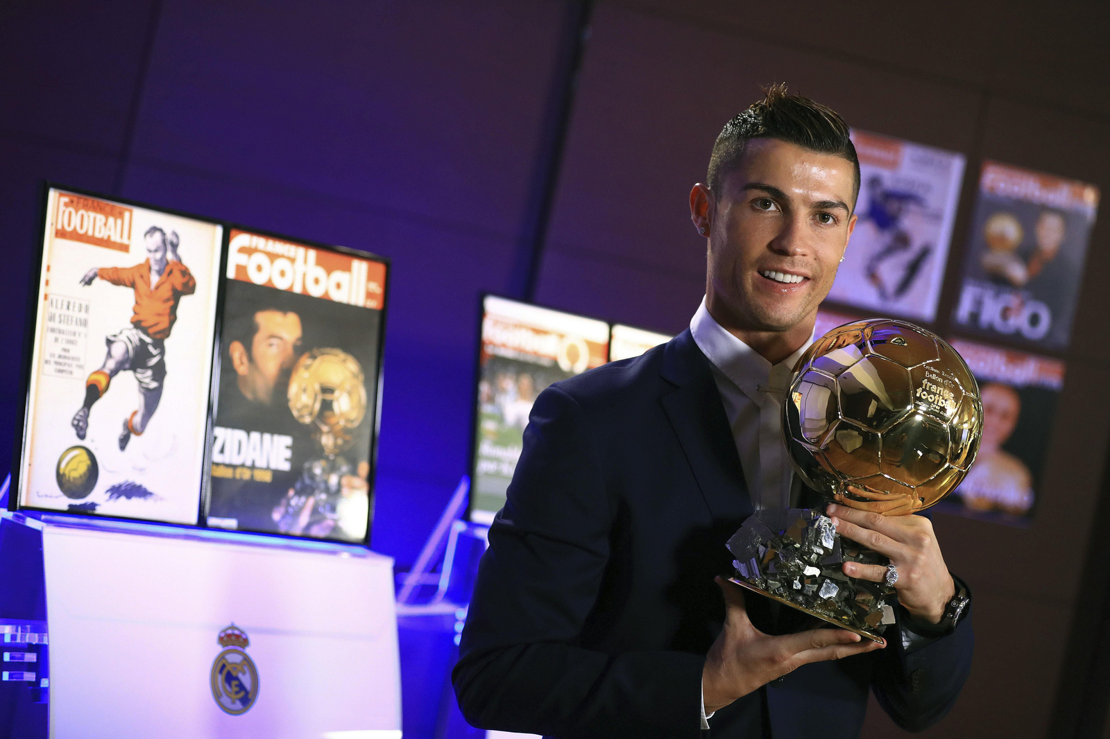 Cristiano Ronaldo posa con el Balón de Oro que le otorgó ayer la revista "France Football".