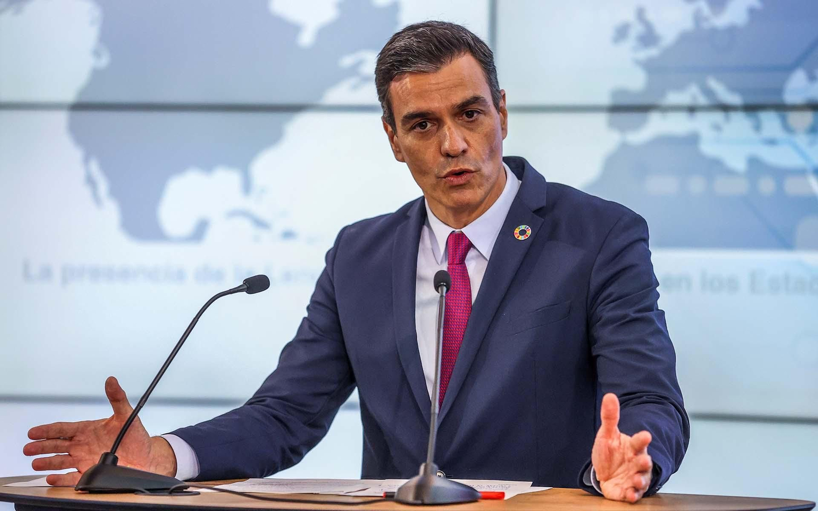 El presidente del Gobierno español, Pedro Sánchez, habla a los medios de comunicación en el campus de la compañía HP, en Palo Alto. EFE/ Juanjo Martin