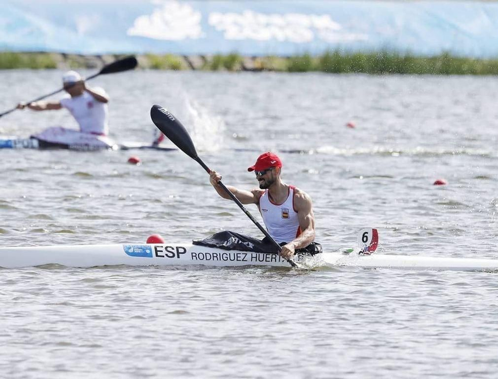 Roi Rodríguez en las aguas de Minsk durante la final de K1-1.000 metros.