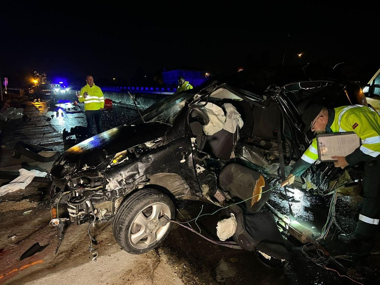 La Guardia Civil inspecciona el estado en el que quedó el vehículo tras el accidente en Tui.