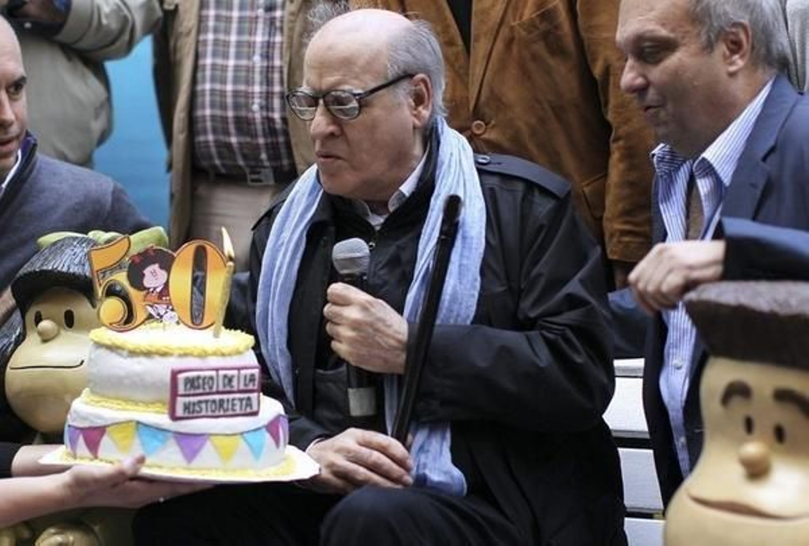 El creador de Mafalda, Quino, sopla las velas en su 50 cumpleaños