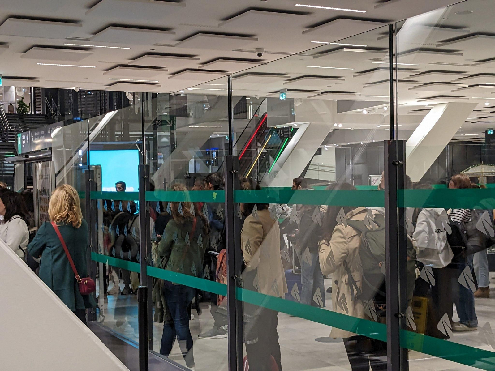 Pasajeros 'atascados' en la estación de Vigo-Urzaiz. // X (@xan_xove)