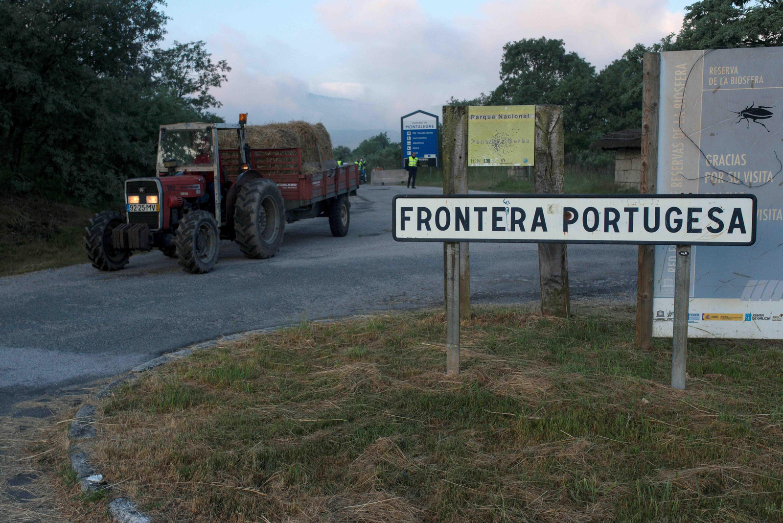En la imagen, un tractor cruza la frontera hispano-lusa en Calvos de Randín (Ourense). EFE/Brais Lorenzo