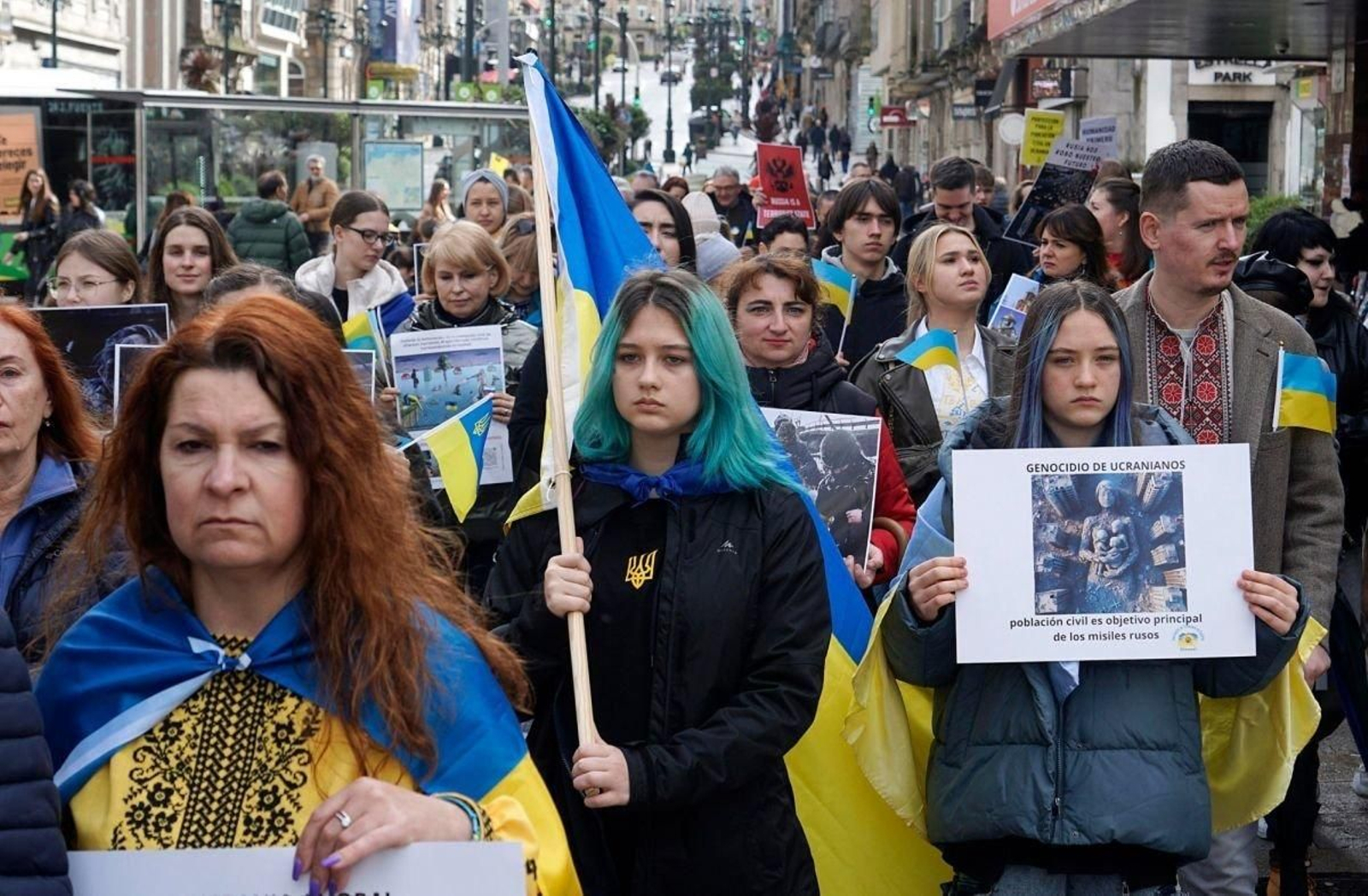 La Asociación de Ucranianos en Vigo y Stand with Ukraine se manifestaba este sábado para exigir el cese de la agresión rusa a su país de origen.
