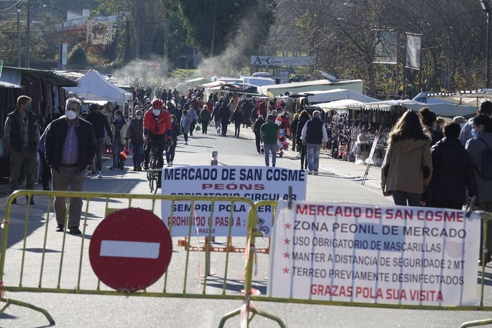 El mercadillo de San Cosme, ayer en Zamáns, uno de los refugios del domingo para los vecinos de Vigo y las parroquias, con los bares cerrados.