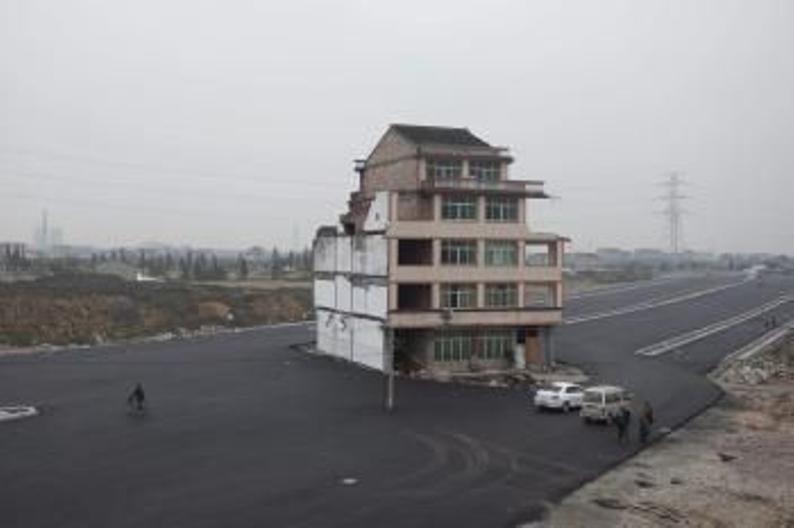 Casa de cinco pisos que permanece en medio de una avenida en construcción en la ciudad de Wenling (China)