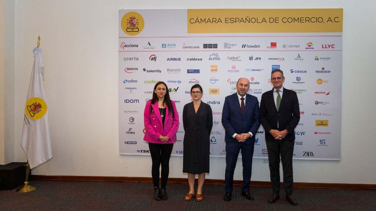  De izquierda a derecha: Ayin Decer, gerente de Relaciones Institucionales; Joana Torrents, directora general, Juan Cofiño y Antonio Basagoiti, presidente de la Cámara Española de Comercio en México