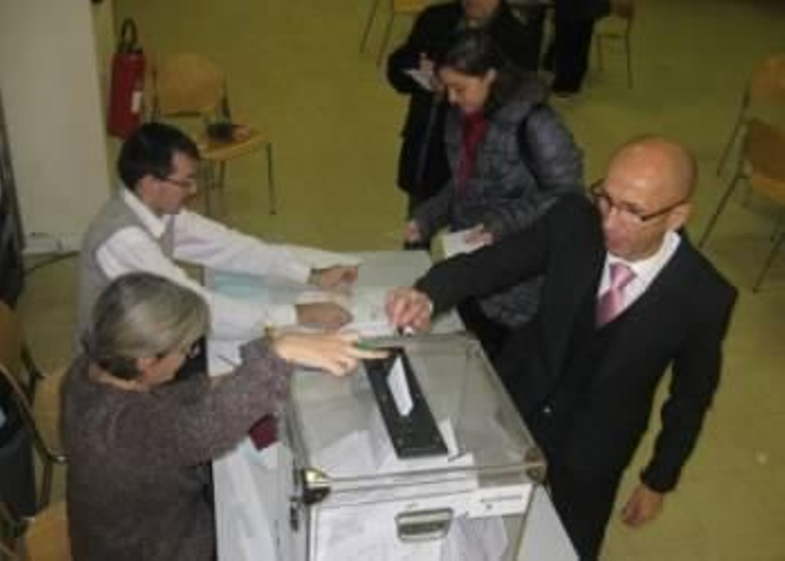 Foto de Archivo: Españoles depositando su voto en el Consulado de París.