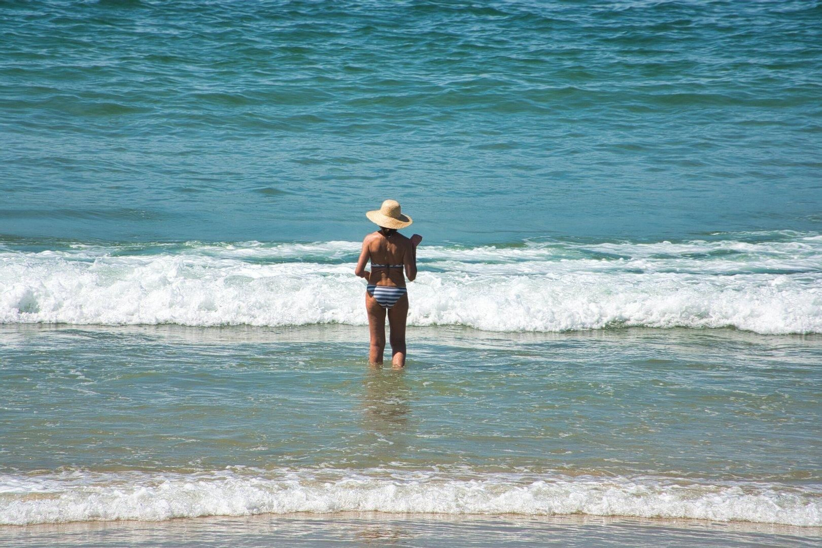 Una mujer se baña en Samil.