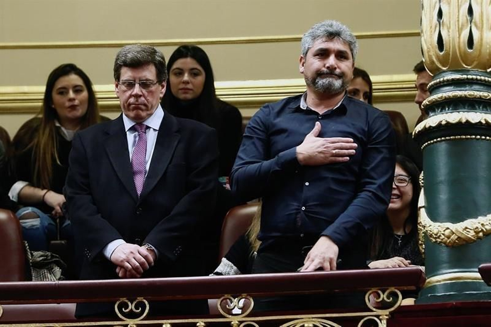 Juan Carlos Quer (i) y Juan José Cortés, padres de Diana Quer y Mari Luz Cortés, asisten al pleno del Congreso