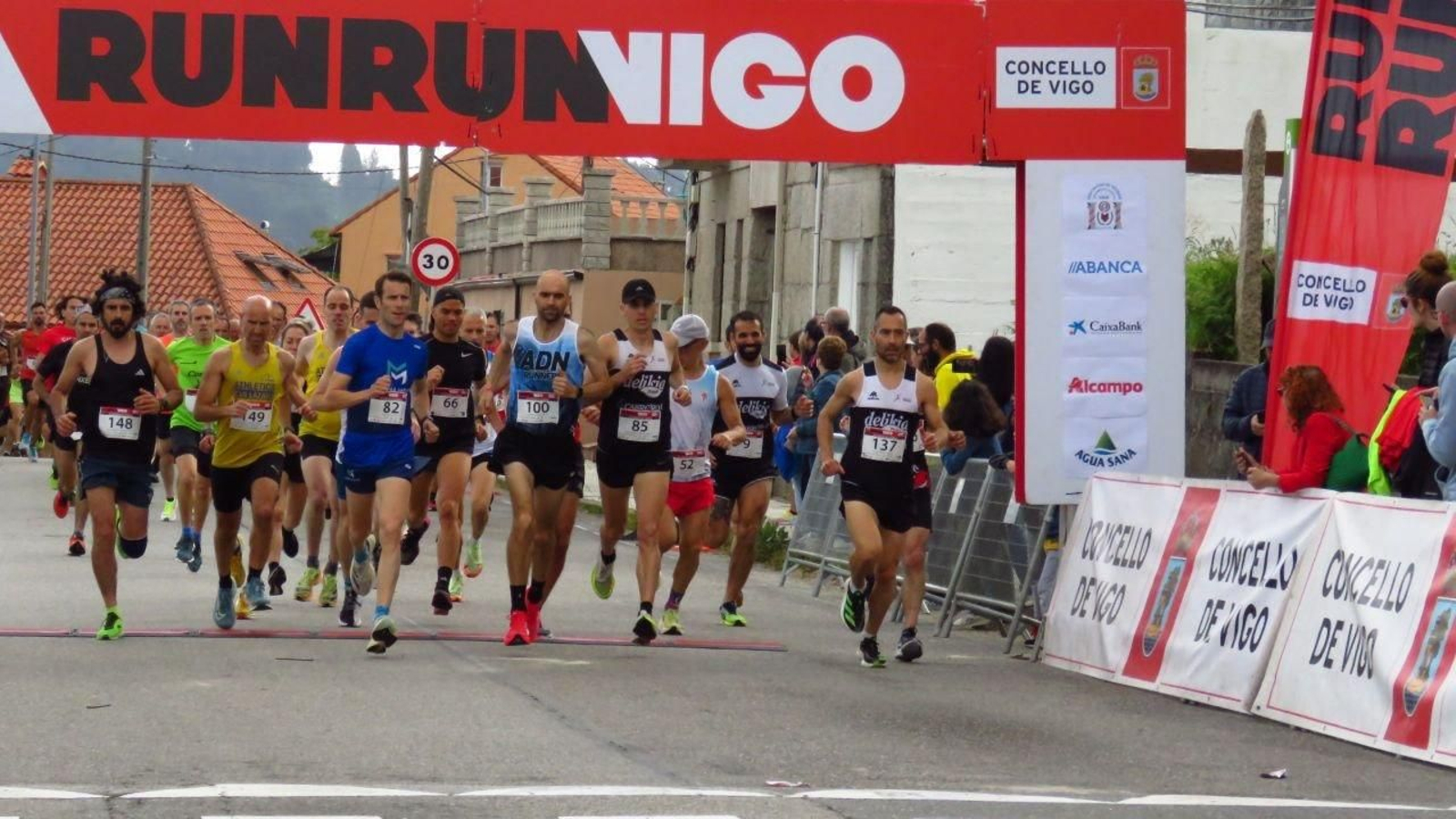Los participantes en la Carreira da Cereixa de Beade pelearon por cruzar primeros la meta. // Rubén Iglesias