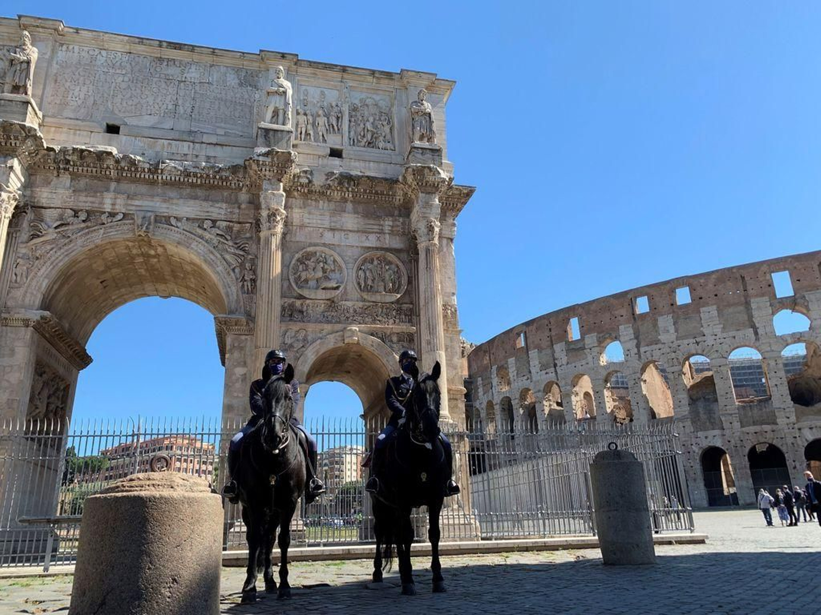 Dos policías a caballo vigilan las inmediaciones del Teatro Romano, al que apenas acudían visitantes.