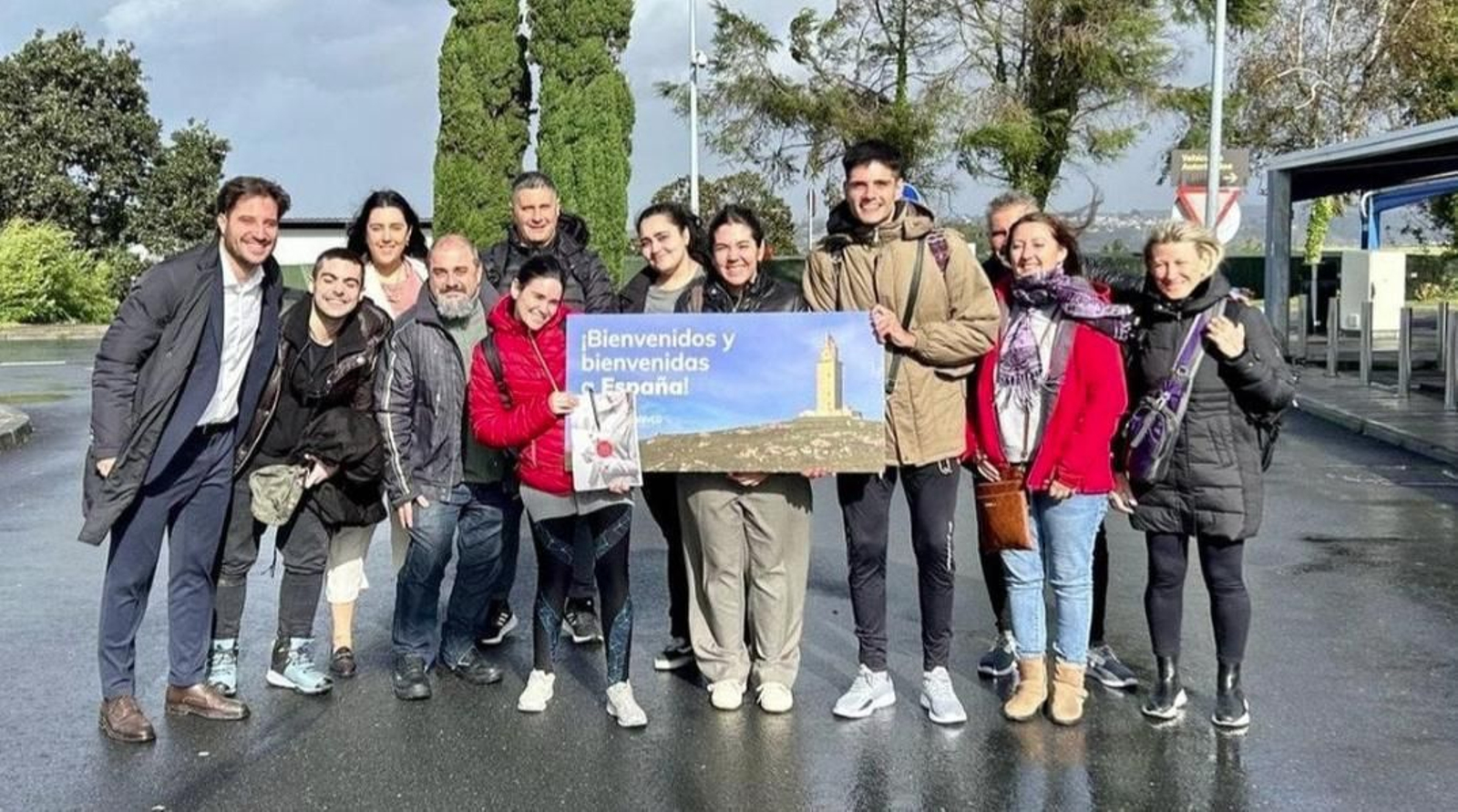 Un grupo de retornados tras aterrizar en A Coruña.