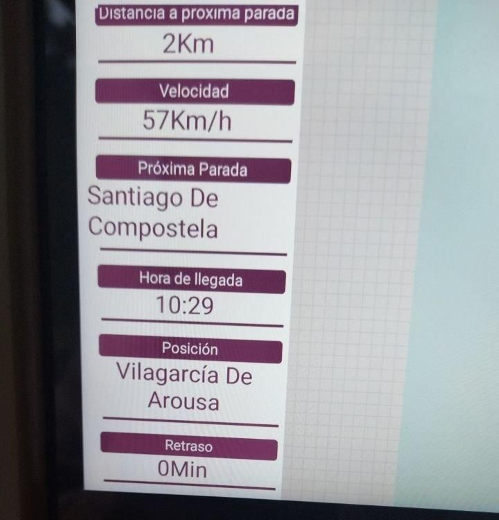 Las pantallas marcan las próximas paradas y la velocidad del tren. // S.C.