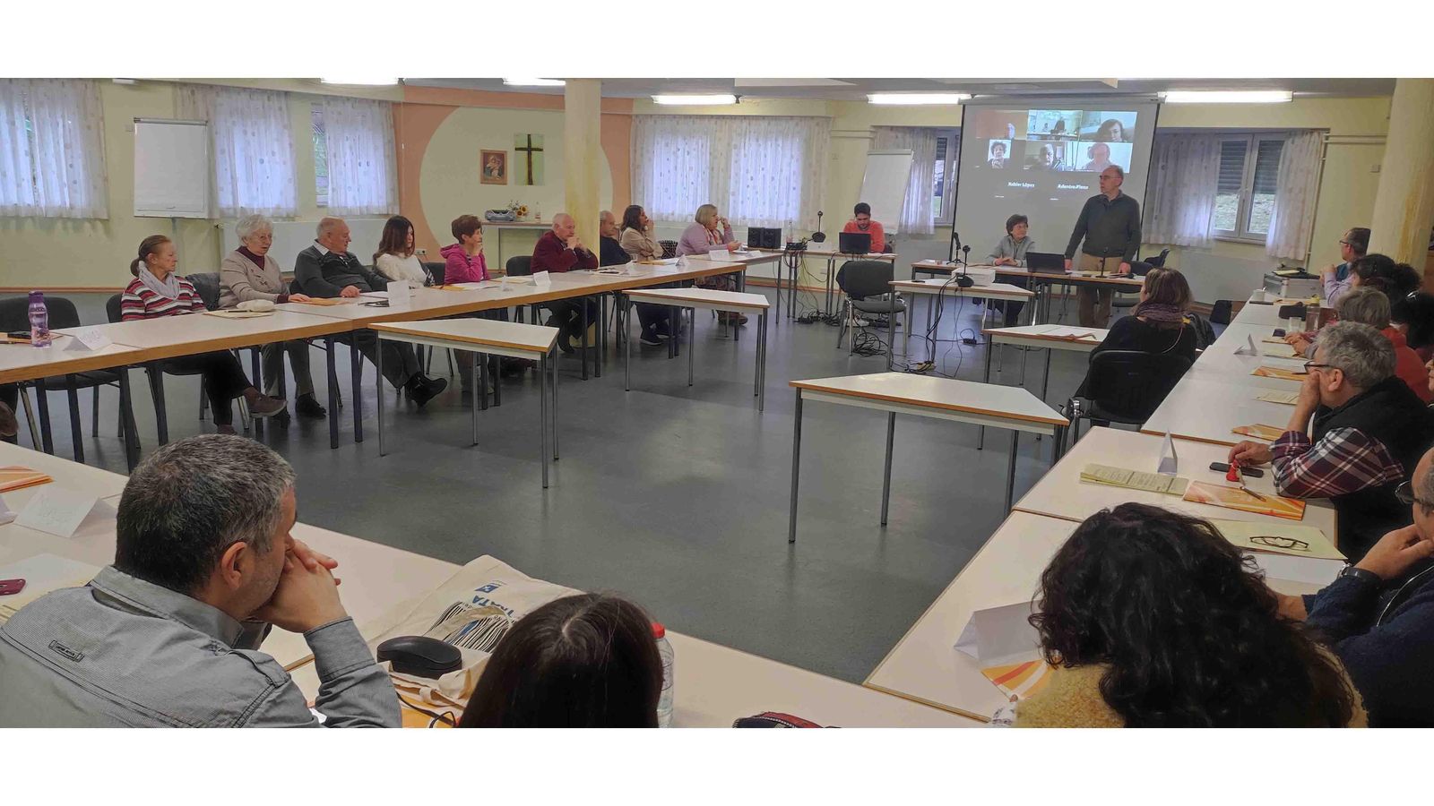 Plenario del primer seminario Adentro 2023 en Valladar, en marzo de 2023