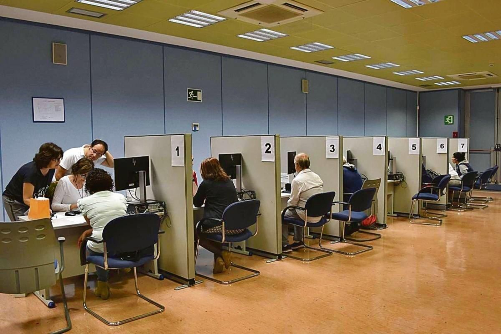 Los vigueses pueden realizar sus consultas en la delegación de la Agencia Tributaria en Vigo.