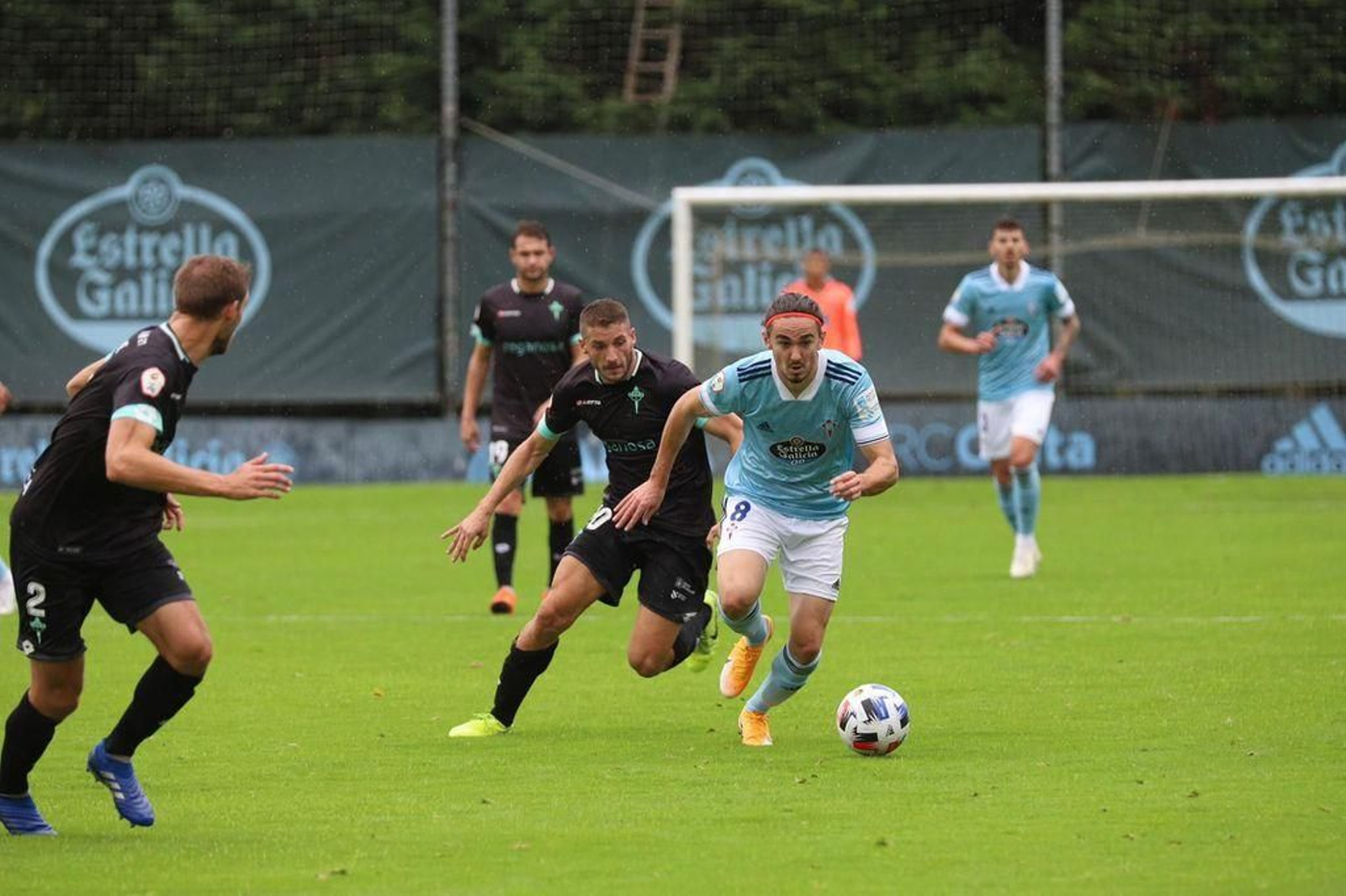 Jordan Holsgrove debutó con la camiseta celeste en Barreiro y dejó pinceladas de calidad con su zurda.