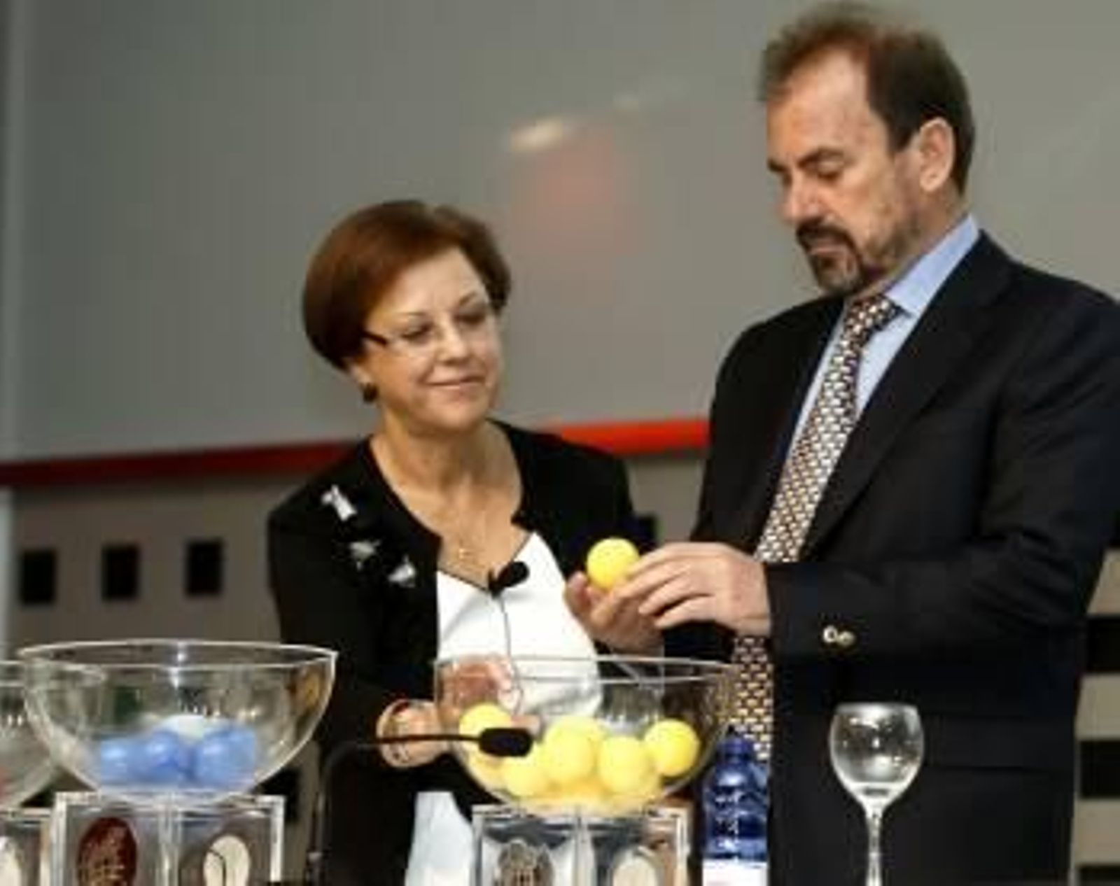 El presidente del Getafe, Ángel Torres, durante el sorteo. (Foto: CARMELO RUBIO)