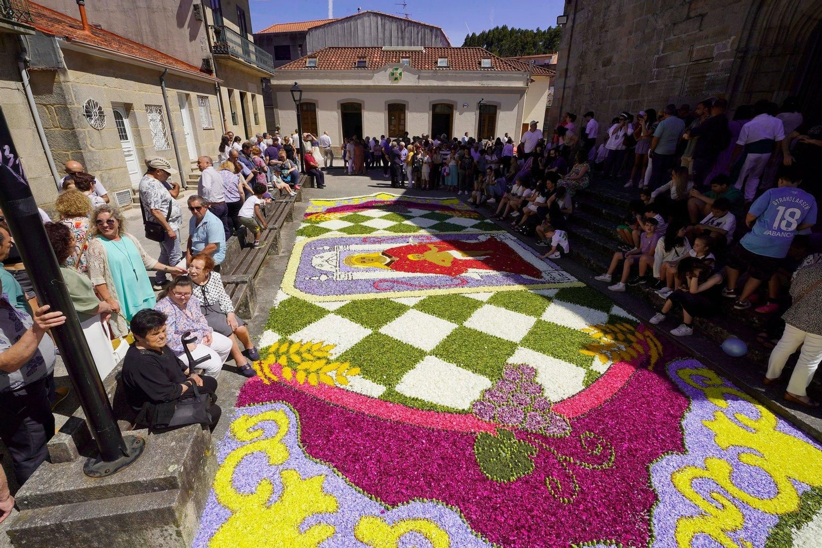Alfombras florales en la Festa da Coca de Redondela 2024.