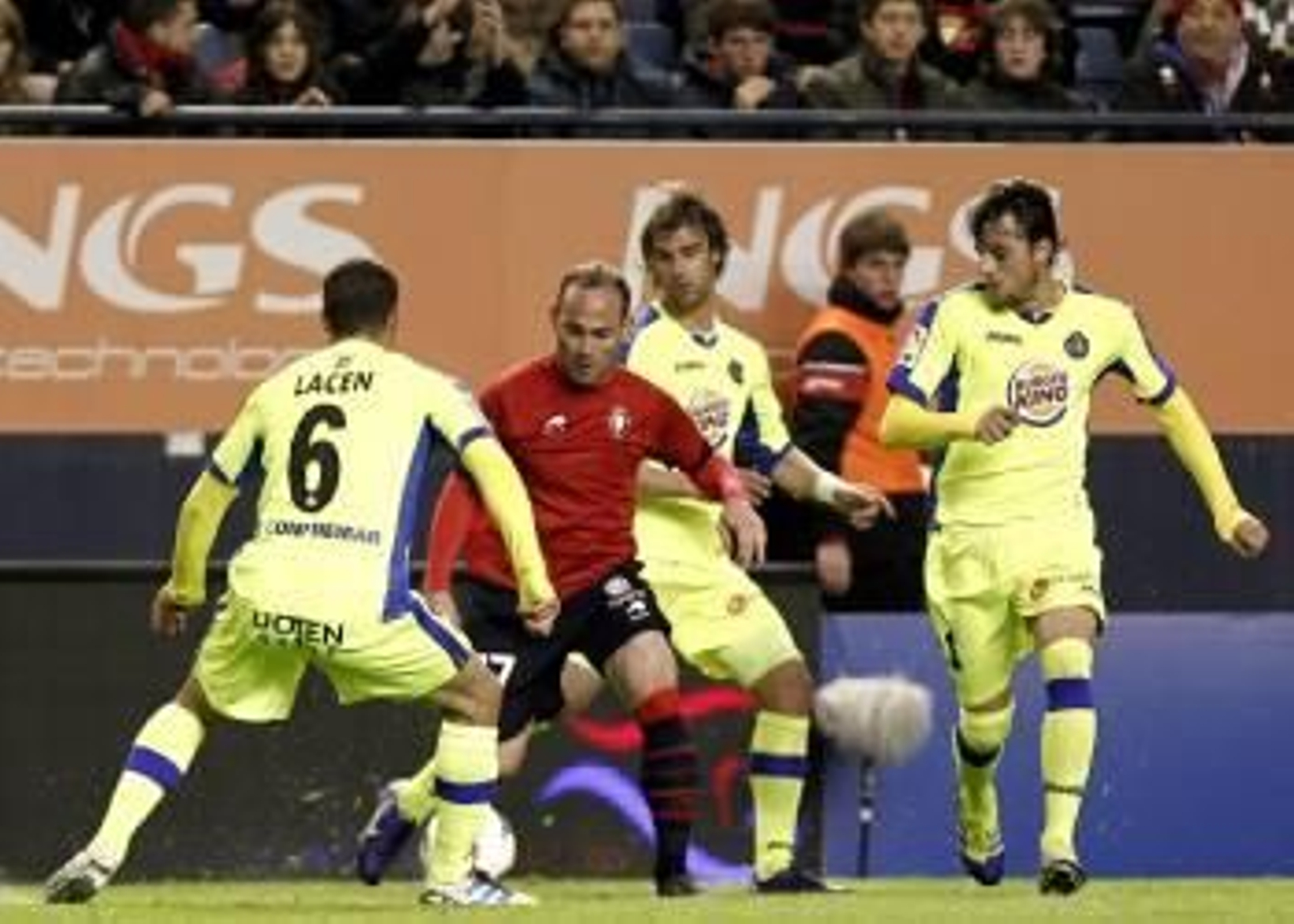 El delantero de Osasuna Juan Francisco Martínez 'Nino' (2i) pelea un balón con los jugadores del Getafe Mehdi Lacen (i), Alexis Ruano (2d) y Miguel Marcos 'Michel' (Foto: EFE)