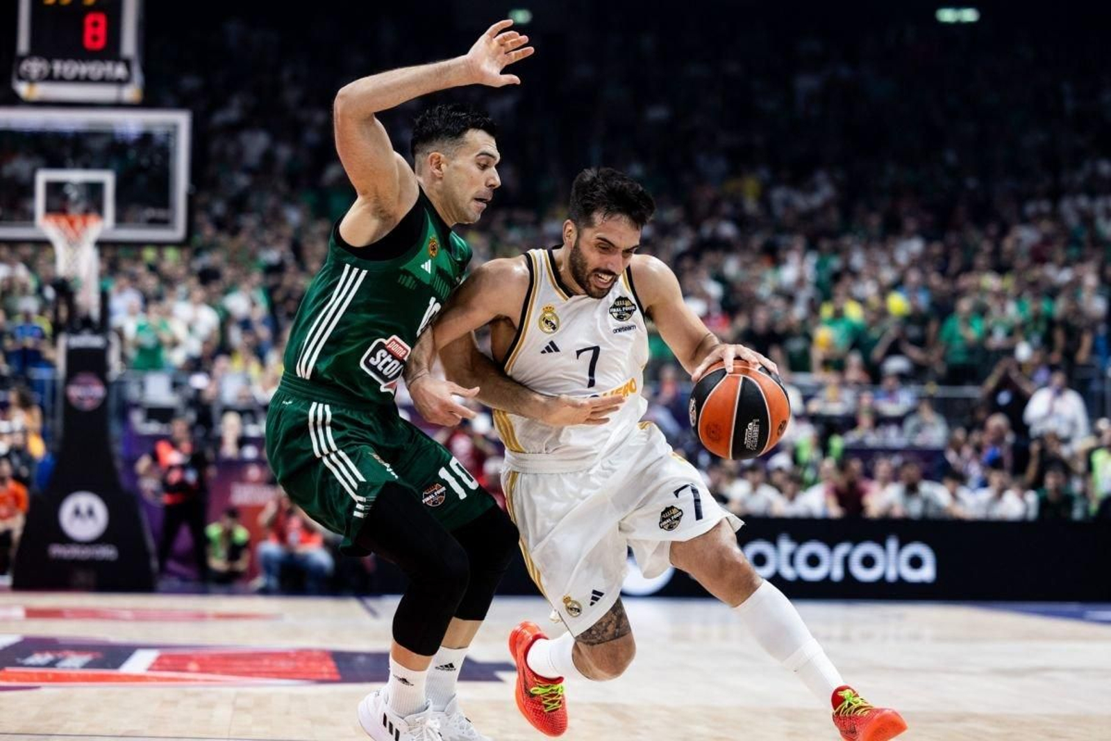Sloukas trata de frenar a Campazzo en la final de ayer en Berlín.