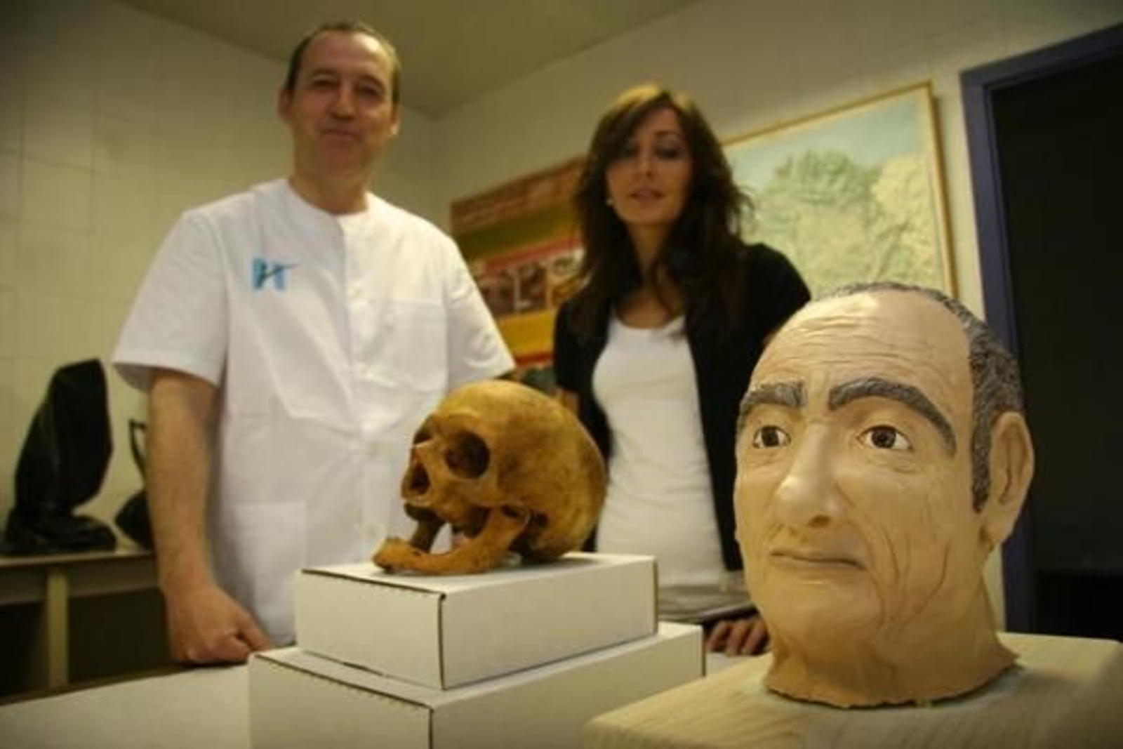 Fernando Serrulla y María Gómez, de la Unidad de Antropología Forense de Verín, muestran un cráneo reconstruido. (Foto: Xesús Fariñas)