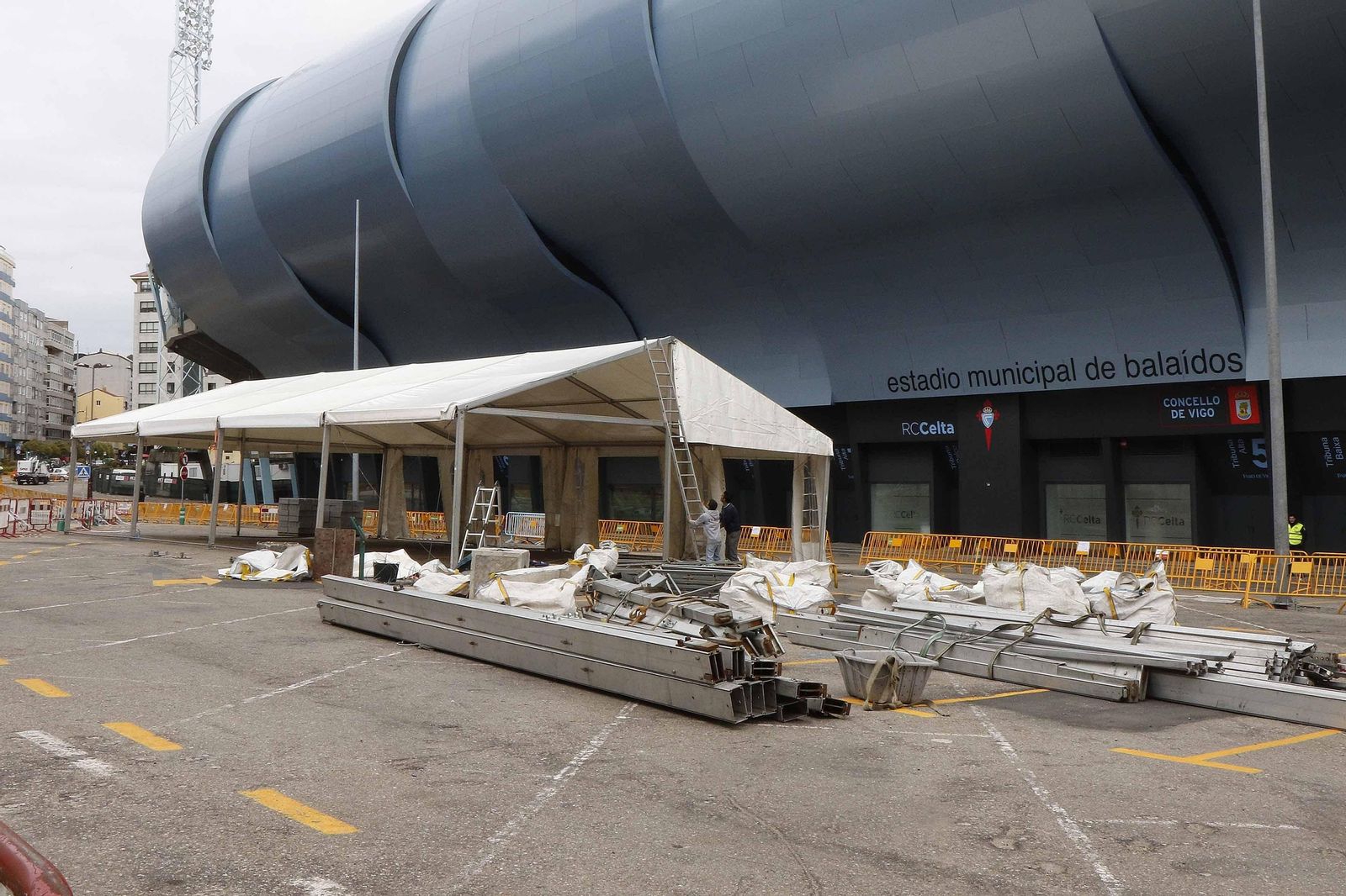 La gran afluencia de medios ingleses ha obligado a instalar una carpa frente a la grada de Tribuna.