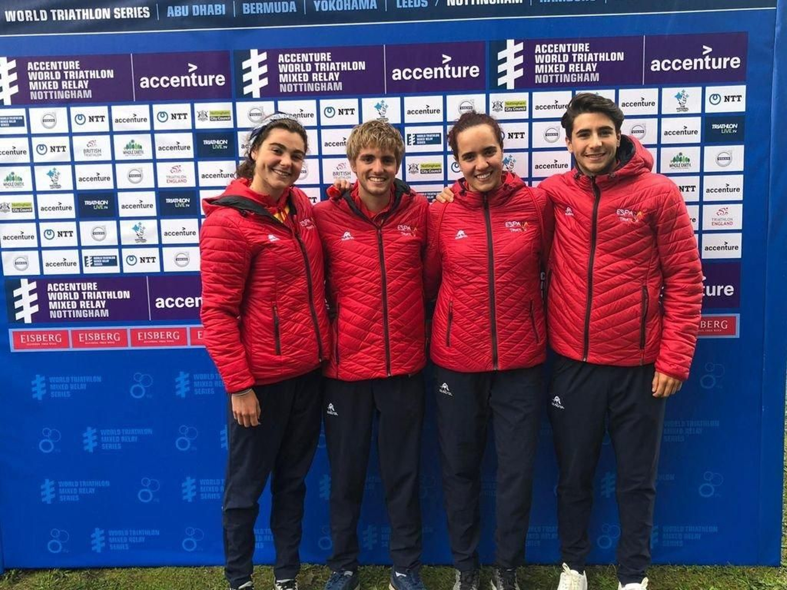 Iria Rodríguez, izquierda, junto a sus compañeros en la selección española.