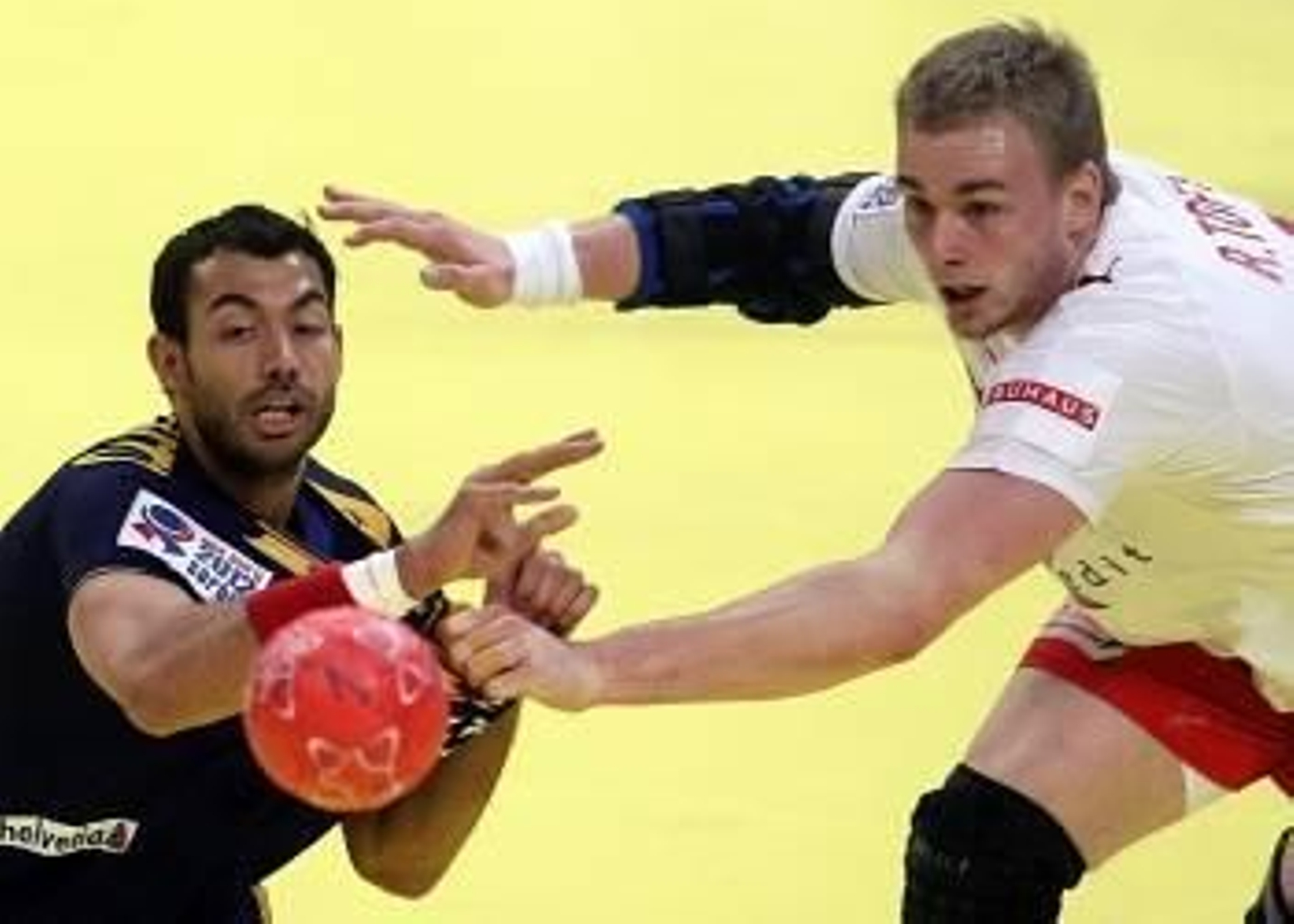 El jugador danés Rene Toft Hansen (d) lucha por el balón con Daniel Sarmiento (i), de la selección española (Foto: EFE)