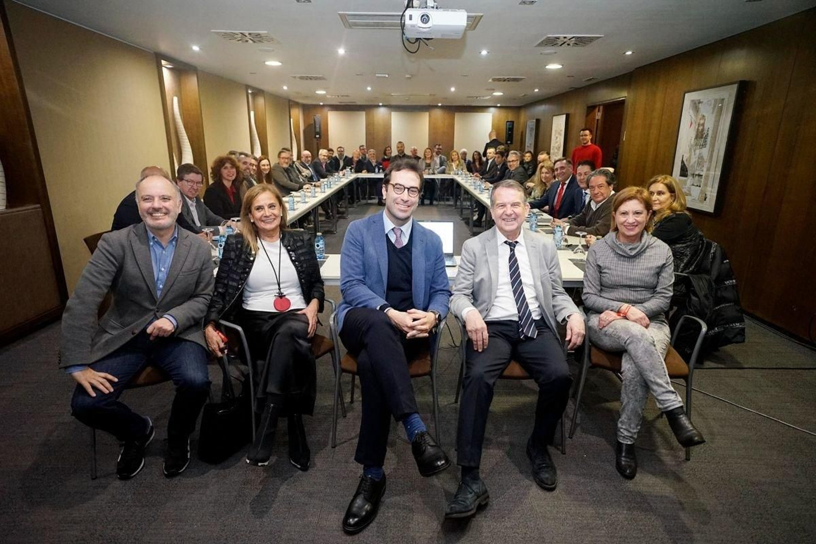 El ministro de Economía y el alcalde, junto con diputados, senadores y la cabeza de lista, con empresarios.