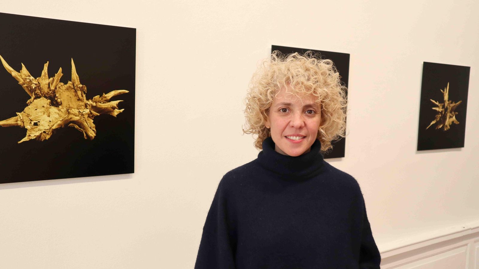 La artista y fotógrafa española Paula Anta frente a algunas de sus obras que conforman la exposición "Uproot", exhibidas en el interior de la Antigua Residencia de Embajadores de España, sede de la Oficina Cultural, en Washington (EE.UU.). EFE/Octavio Guzmán