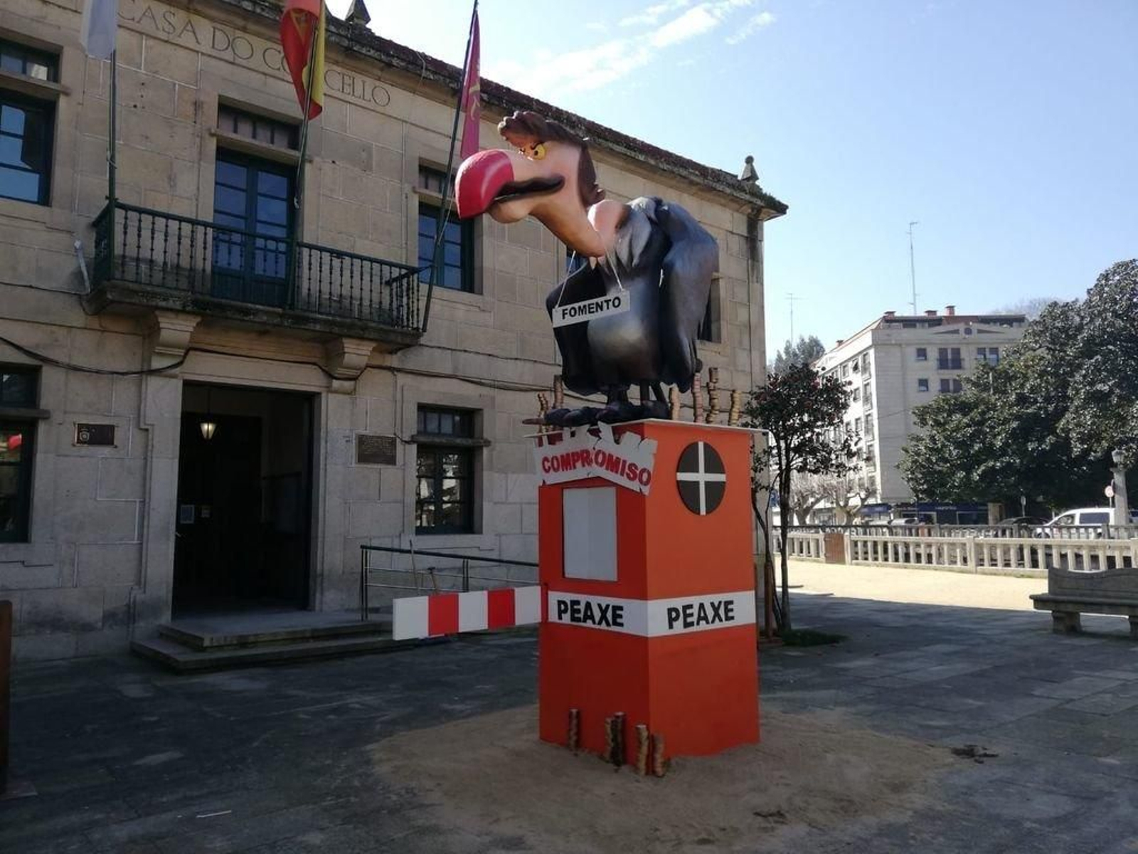 EL Meco ya está plantado a las puertas de la Casa Consitorial teniendo los peajes como protagonista indiscutible de estos carnavales.