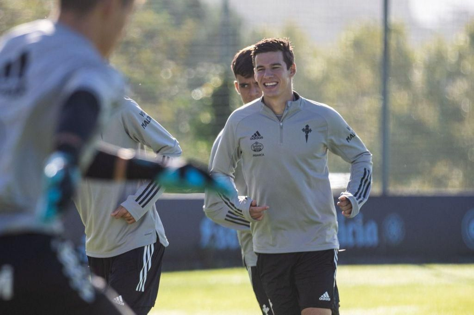 Un sonriente Santi Mina se unió ayer a los entrenamientos del primer equipo celeste.