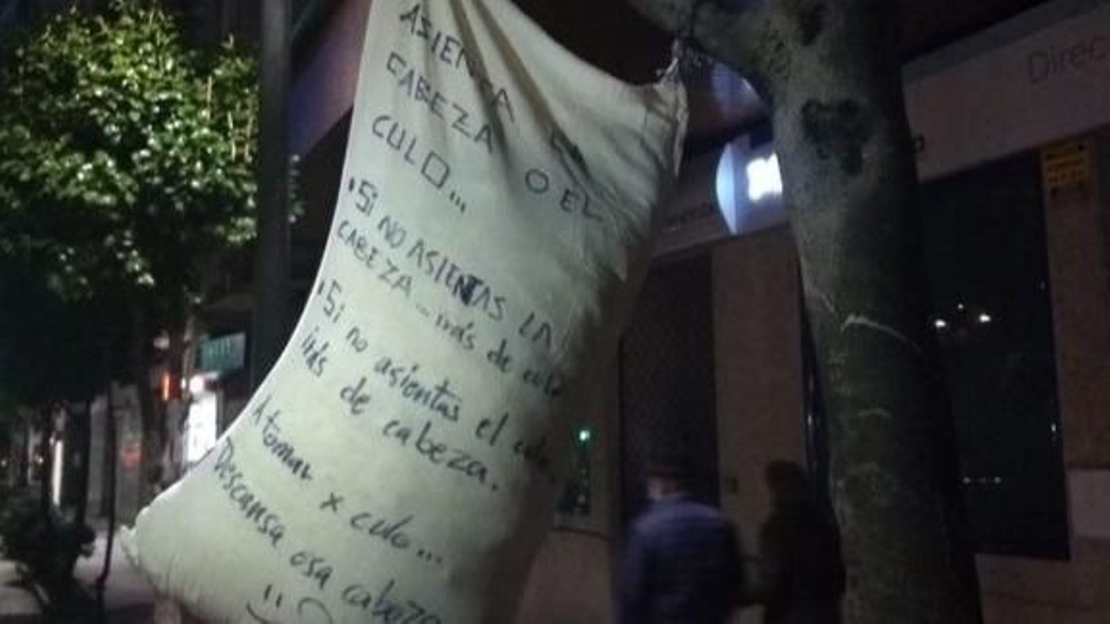 Una almohada con mensaje.