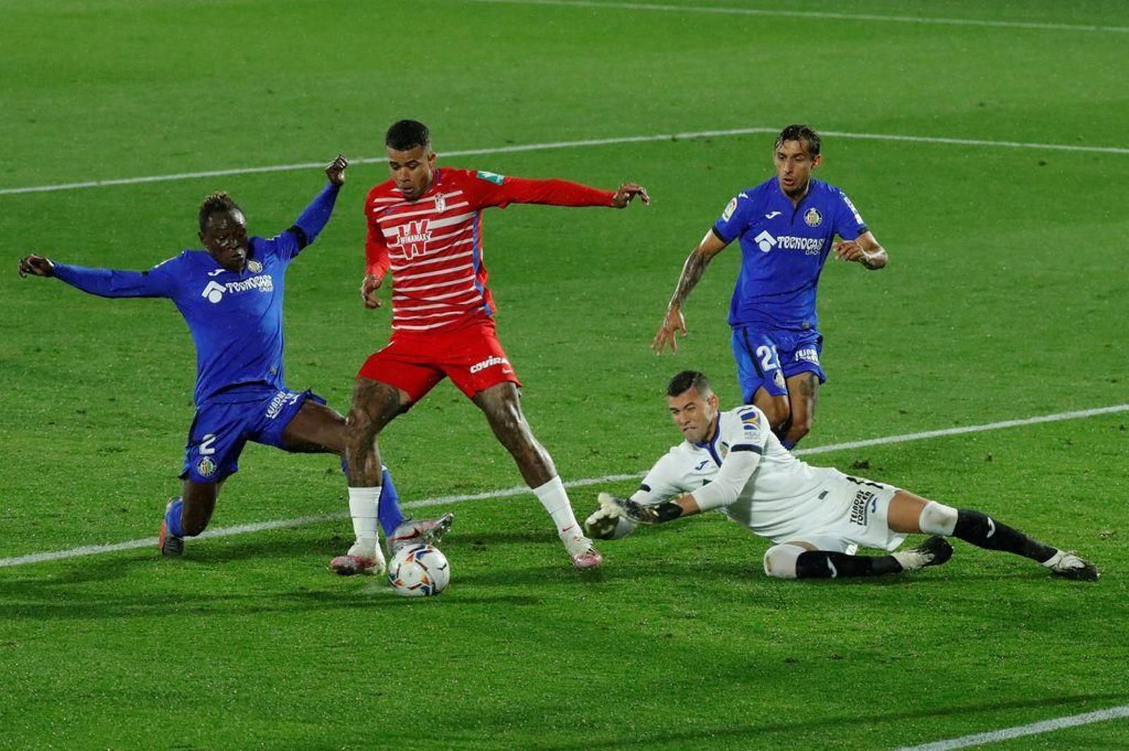 Robert Kennedy intenta superar a Djené y al portero del Getafe, David Soria, en el partido de ayer.