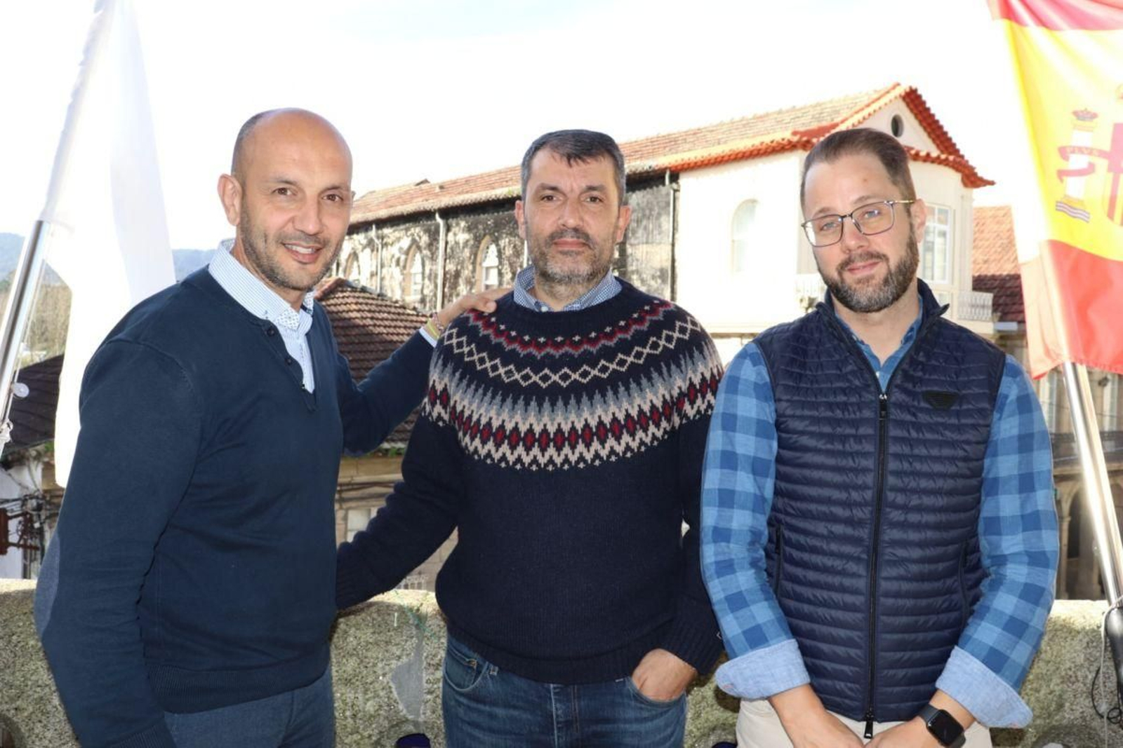 Alejandro Lorenzo, con el gerente de la empresa porriñesa premiada e Iván Suárez,  presidente de Aje Vigo,