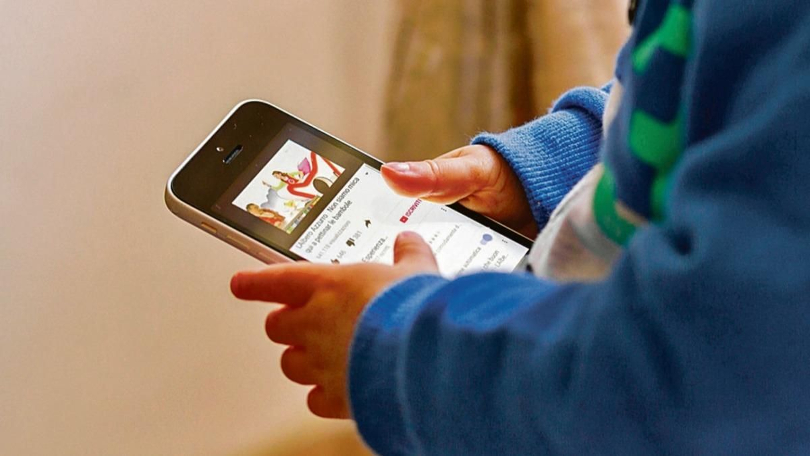 Un menor utilizando el teléfono móvil.