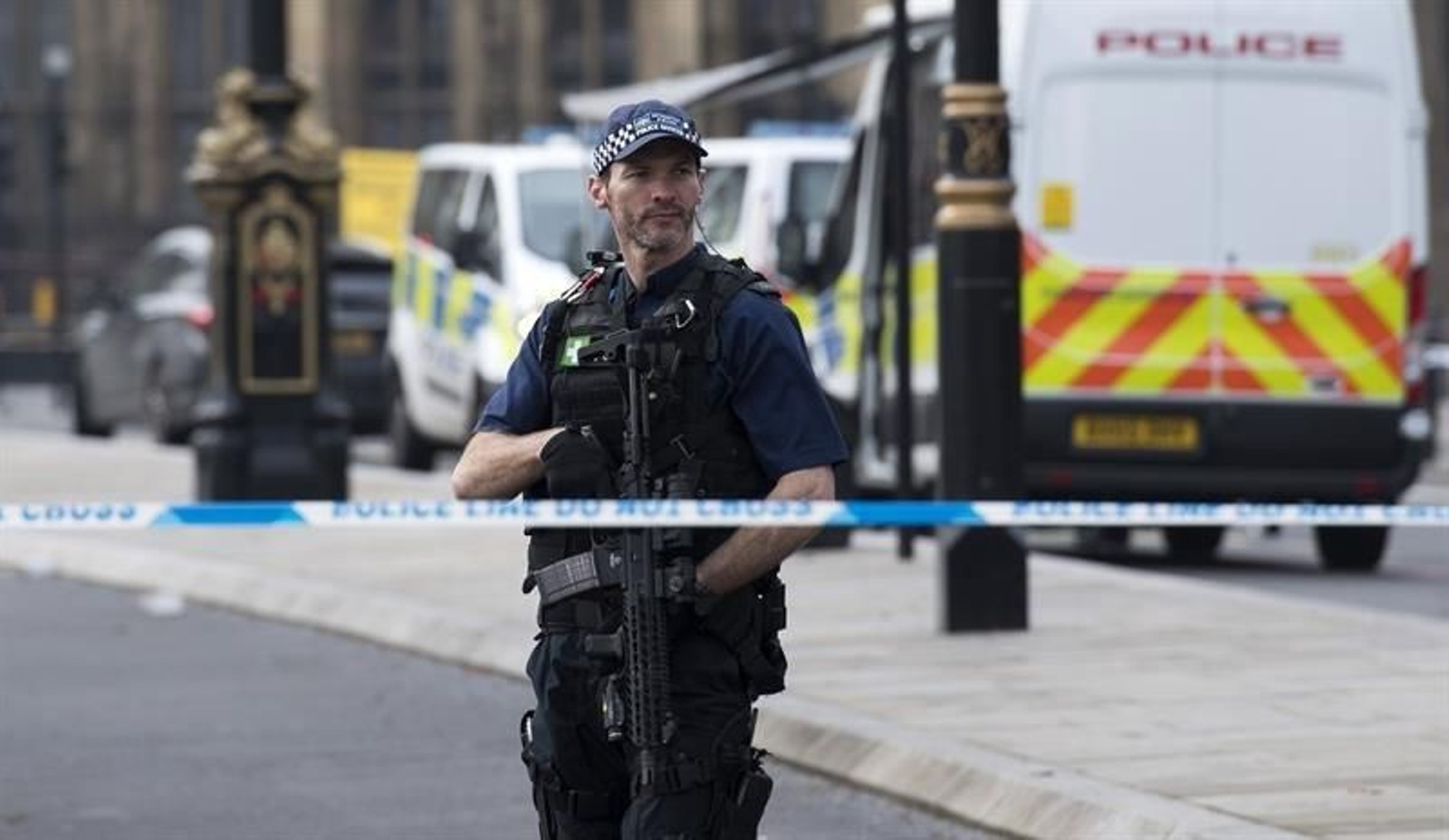 Miembros armados de la policía bloquean el acceso a la calle Whitehall en Londres