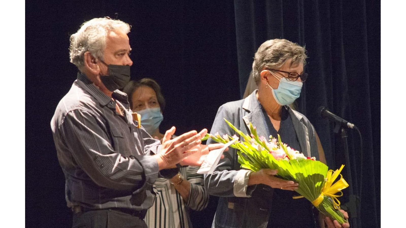 Renato, hijo de Martica, entregando flores a María Rosa González, viuda de Raúl Soto Santana