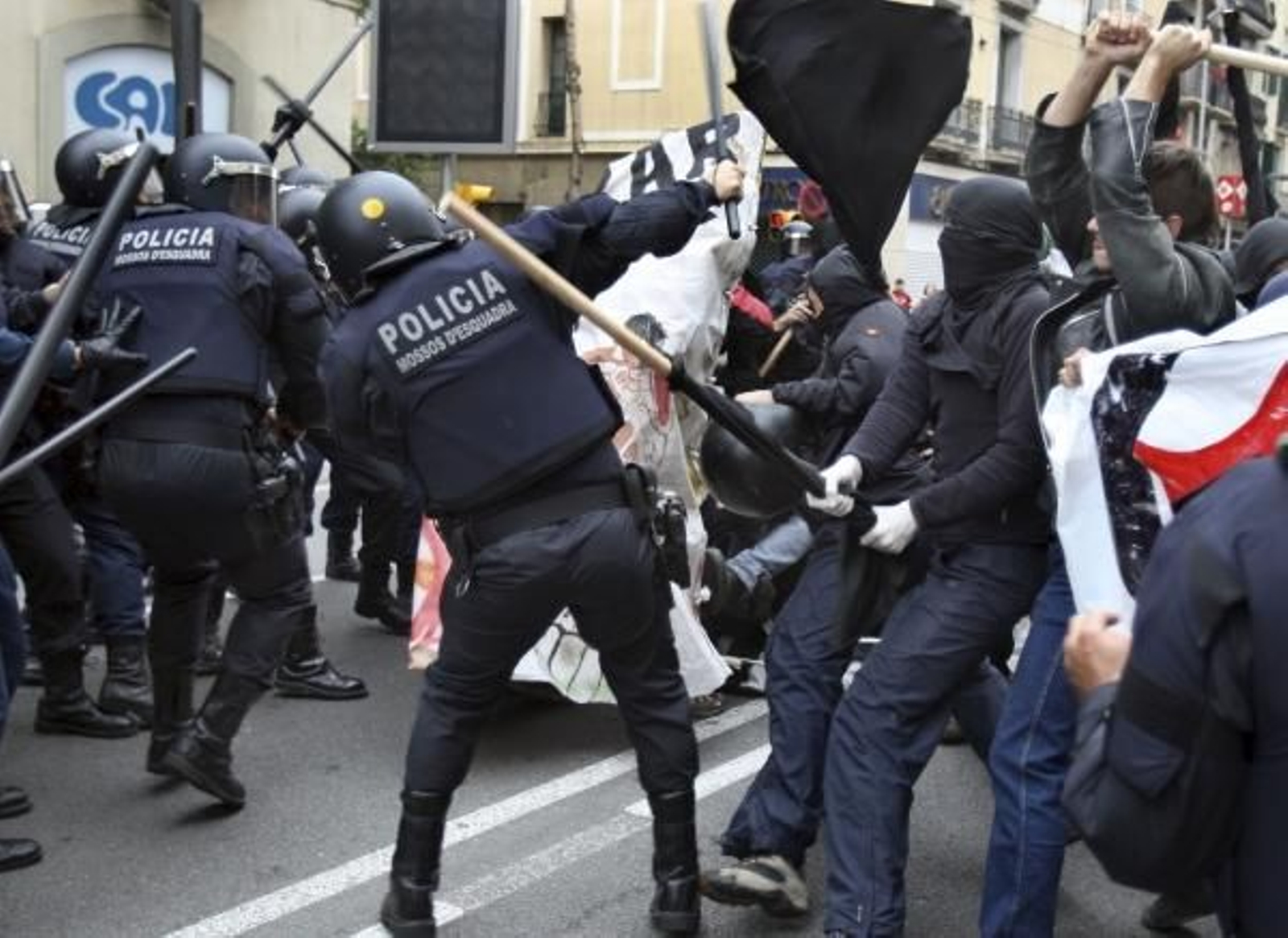 Miembros de la Policía Nacional se enfrentan a manifestantes.