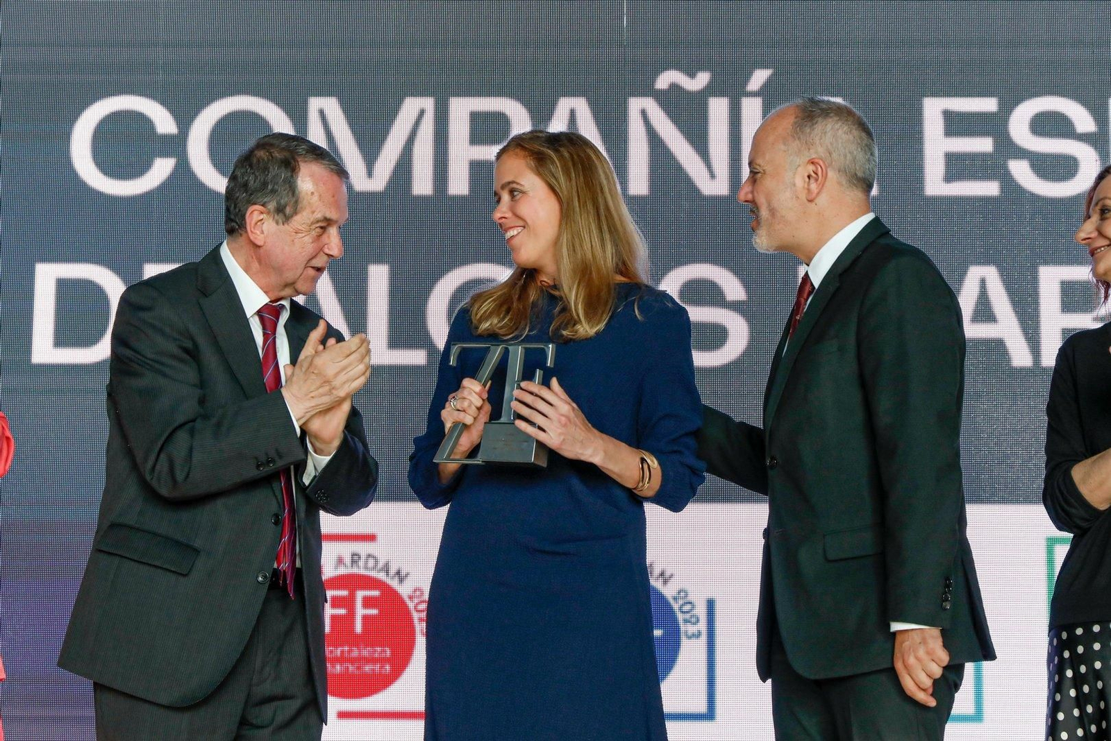 El alcalde Abel Caballero entregó el galardón a varios de los premiados.