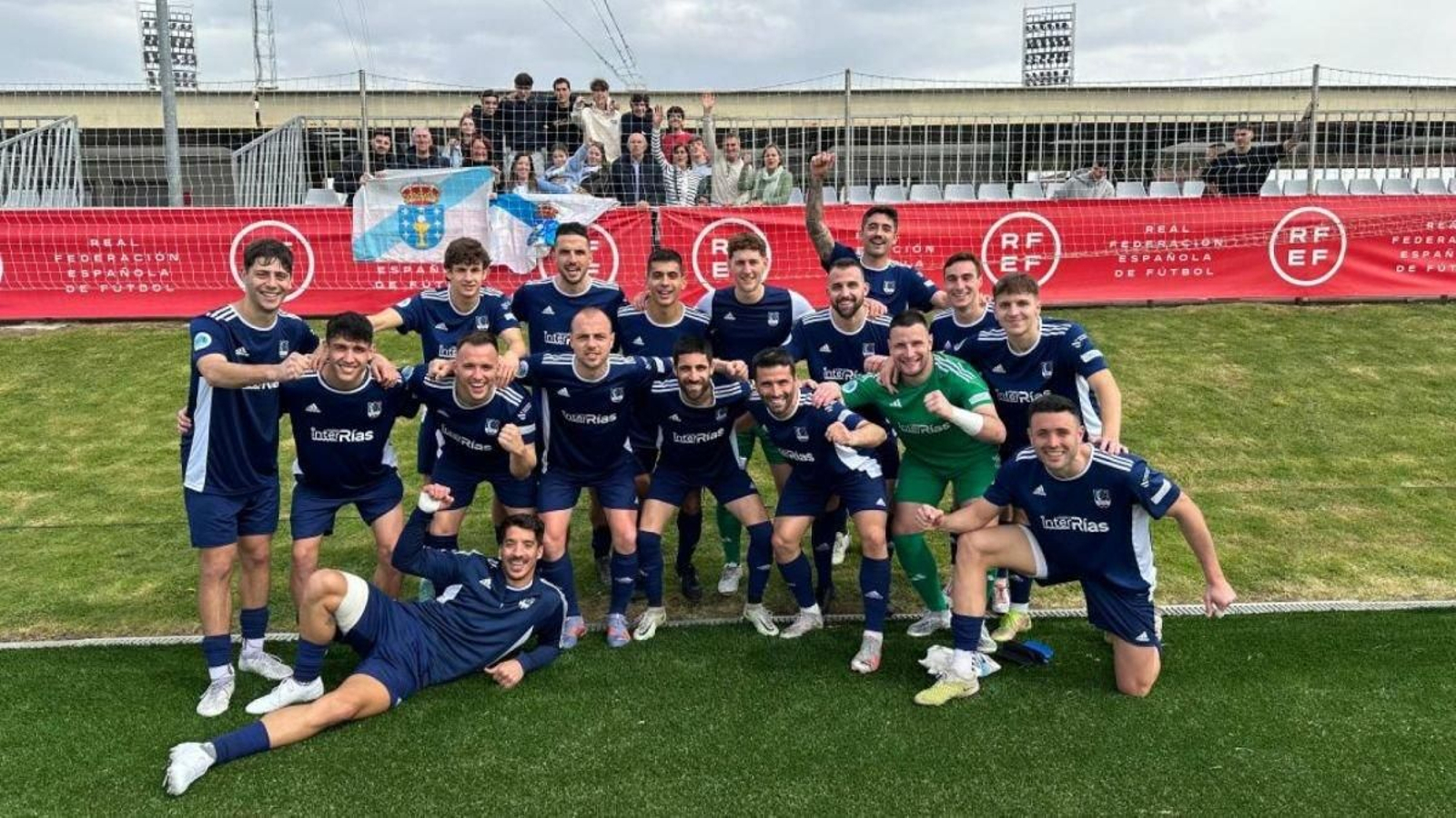 Los jugadores de Galicia festejan la victoria ayer en Las Rozas.