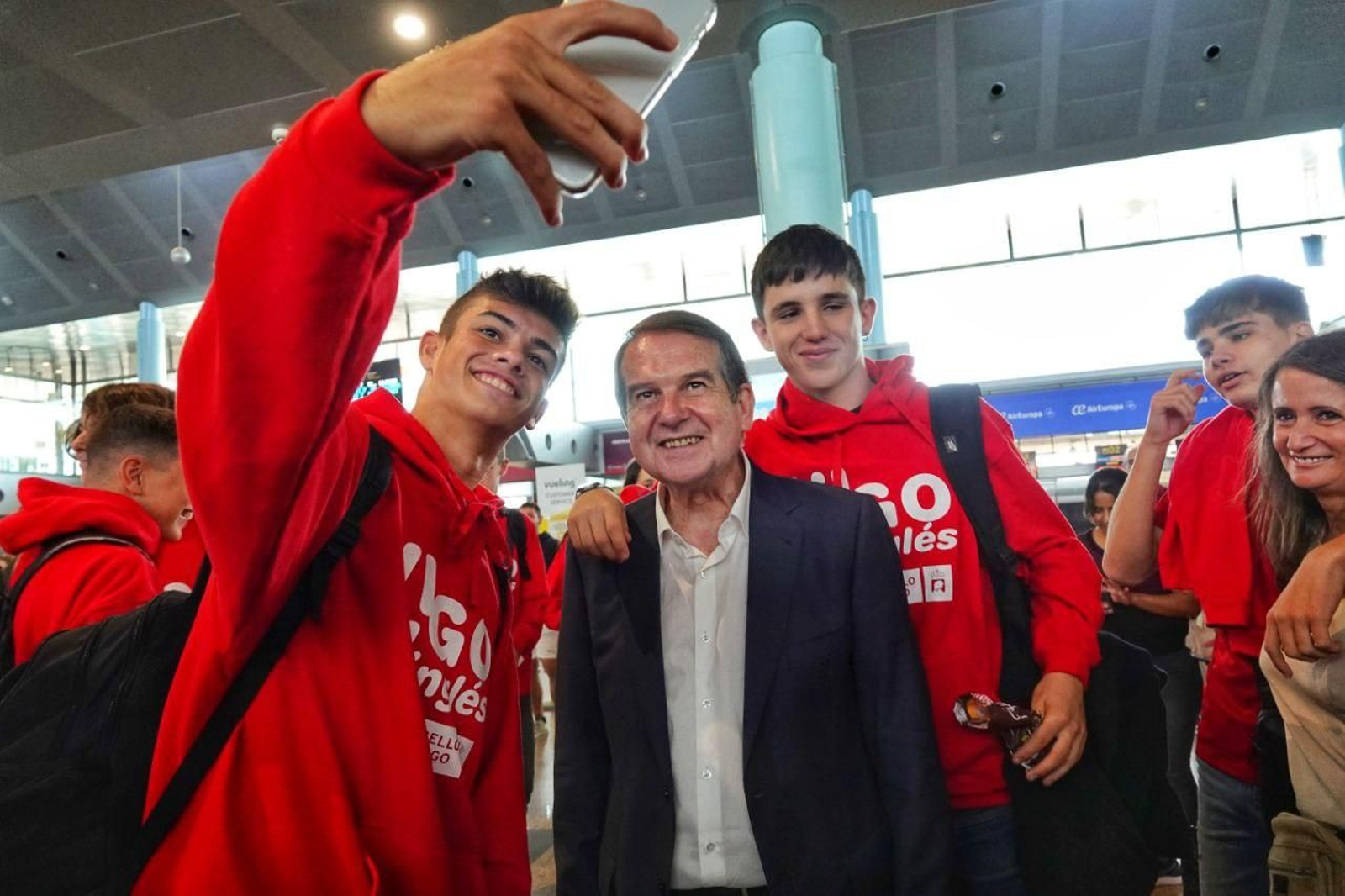 Unos estudiantes beneficiados con 'Vigo en inglés' sacándose un selfie con el alcalde // Vicente Alonso
